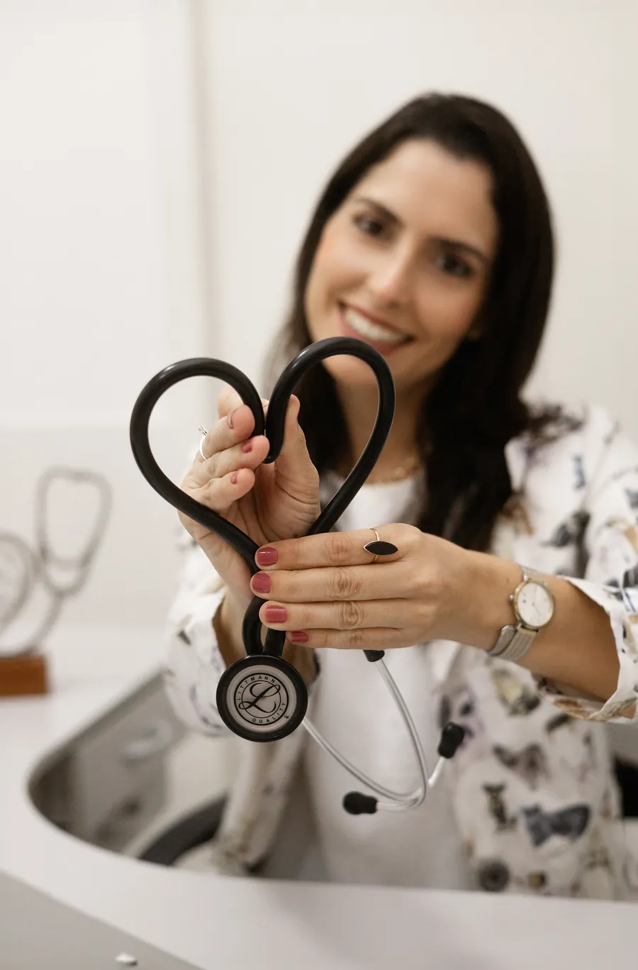 Dra. Alinne Almeida, médica-veterinária, com estetoscópio
